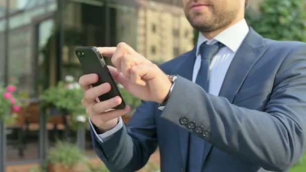 Primer plano de manos de hombre de negocios usando Smartphone mientras camina en la calle — Vídeos de Stock