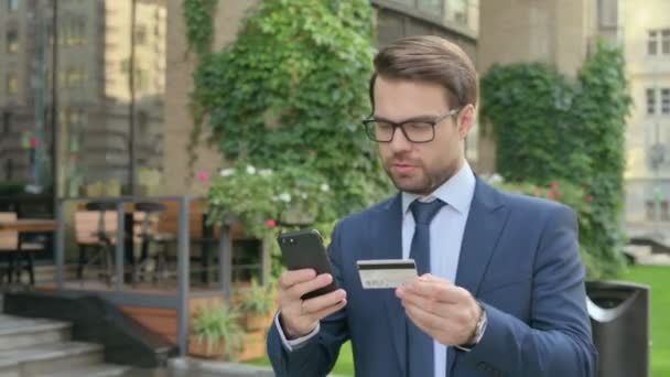 Portrait de l'homme d'affaires ayant le succès du paiement en ligne sur Smartphone — Video
