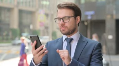 Smartphone, Outdoor kullanırken iş adamının kaybının portresi 