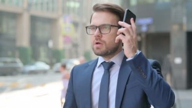 İş Adamı Akıllı Telefonla Öfkeyle Konuşuyor