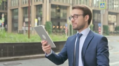 İş adamı Sokakta Yürürken Tabletten Video Çağrısı Yapıyor 