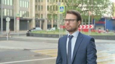 Yavaş Çekimde Bir Sokakta Yürüyen İşadamının Yan Pozu