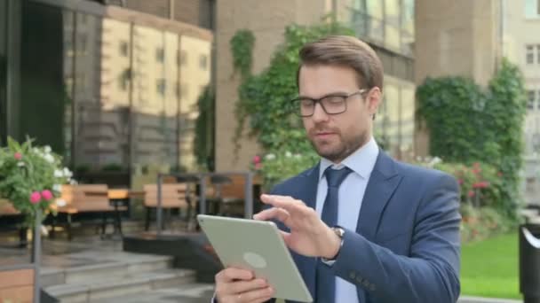 Homme d'affaires utilisant Tablet tout en marchant dans la rue au ralenti — Video
