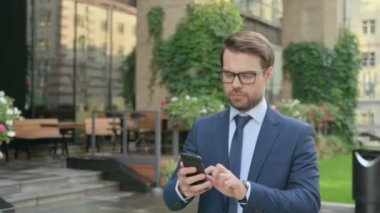 İş Adamı Yavaş Çekimde Sokakta Yürürken Akıllı Telefon Kullanıyor 
