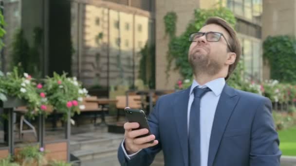 Junger Geschäftsmann Verliert Beim Spazierengehen Auf Der Straße Sein Handy — Stockvideo