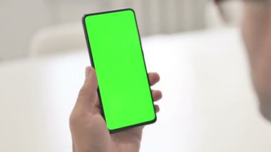 Yeşil Krom Ekran ile Akıllı Telefona Bakan Adam 