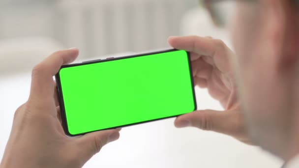 男子使用智能手机与绿色彩色屏幕 — 图库视频影像