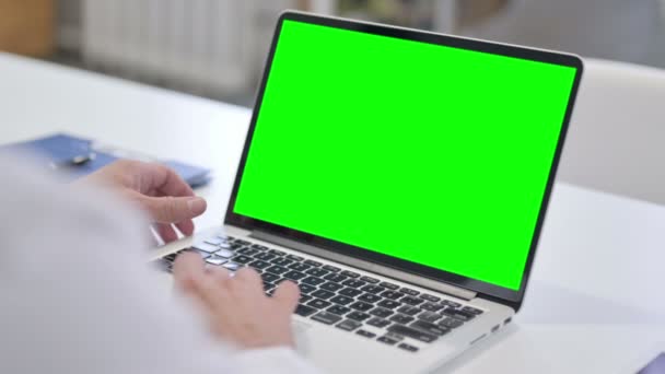 Homme utilisant un ordinateur portable avec écran Chroma vert — Video