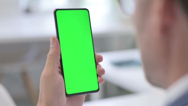 Man met smartphone met groen chroma scherm, close-up — Stockvideo