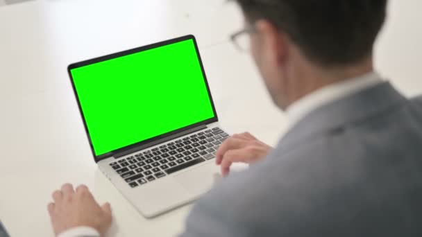 Man met laptop met groen chroma scherm — Stockvideo