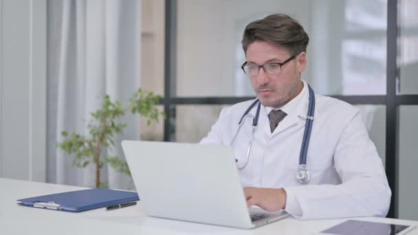 Läkare som arbetar på Laptop i klinik — Stockvideo