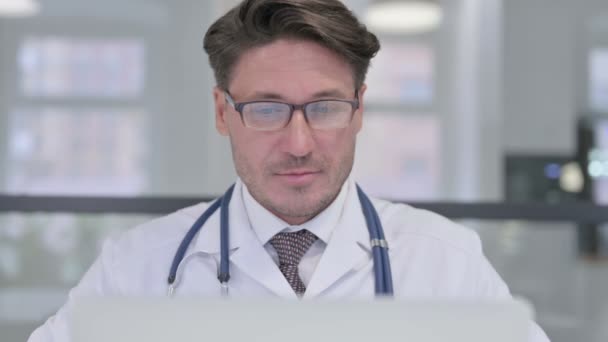 Närbild av läkare med bärbar dator Visar tummen upp — Stockvideo
