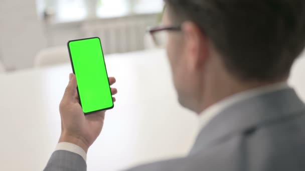 Man Smartphone gebruiken met Green Chroma Screen — Stockvideo