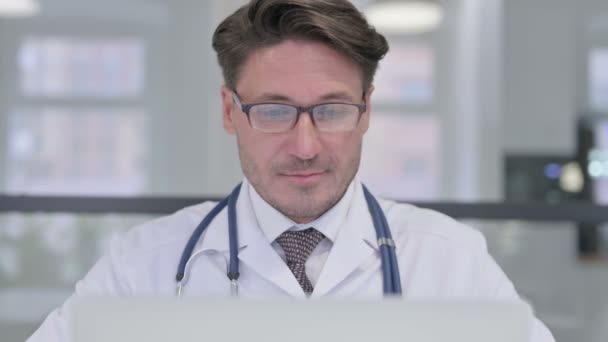 Zavřít Doktor s notebookem třepací hlava jako Ano znamení — Stock video