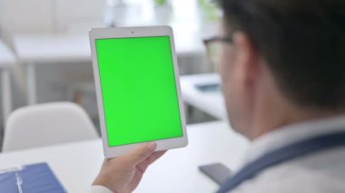 Yeşil Krom Ekranlı Tablet kullanan Doktor 