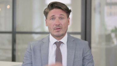 Orta Çağ Adamı Portresi Kamerayı ve Davetiyeyi Gösteriyor 