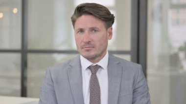 Orta Çağ 'ın Kafasını Sallayan Adamın Portresi İşaret Yok, İnkar 