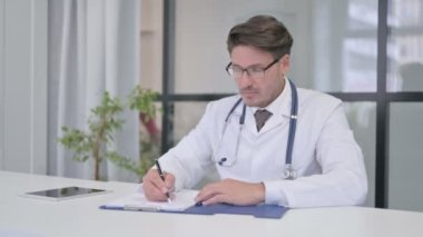 Klinikteki Kağıda Yazan Doktor 