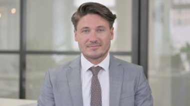 Çekici Orta Çağ Adamı Portresi Kameraya Gülümsüyor 