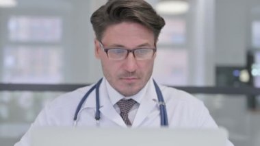 Bilgisayarda Çalışan Doktorun Kapanışı