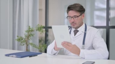 Klinikte Tablet üzerinde çalışan Doktor 