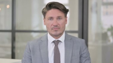 Orta Çağ Adamı 'nın Başparmaklarını Aşağı gösteren portresi