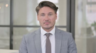 Ciddi Orta Çağ Adamı 'nın Portresi Kameraya Bakıyor 