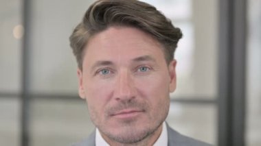 Orta yaşlı diş ağrısı olan adama yaklaş.