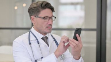 Akıllı Telefon Kullanan Doktorun Portresi