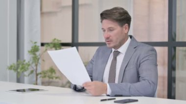 Dizüstü bilgisayar kullanırken başarılı bir Orta Çağ Adamı Belgeleri Okunuyor 