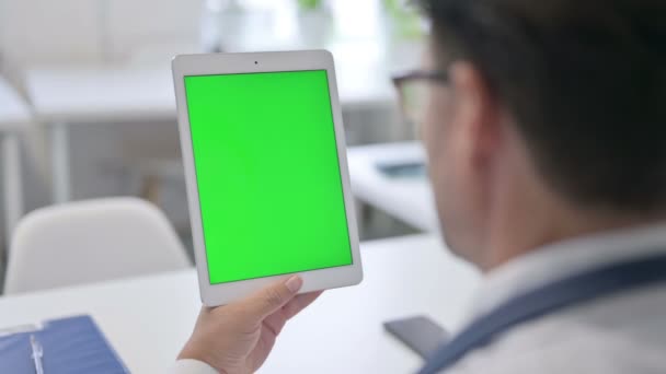Врач с помощью планшета с зеленым хроматическим экраном — стоковое видео
