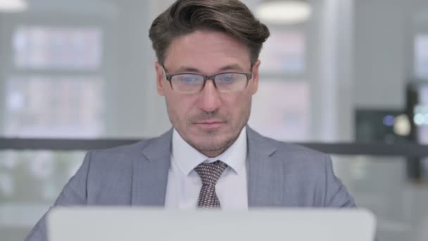 Close Up of Empresário de meia-idade com laptop mostrando polegares para cima — Vídeo de Stock