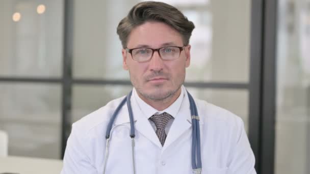 Portré a Doctor Showing No Sign vele Head Shake — Stock videók