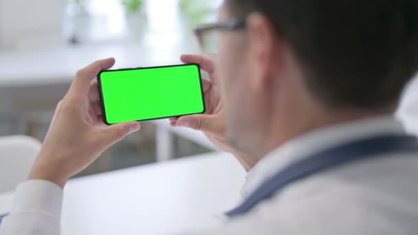 Doctor Holding Smartphone con schermo chiave croma verde — Video Stock