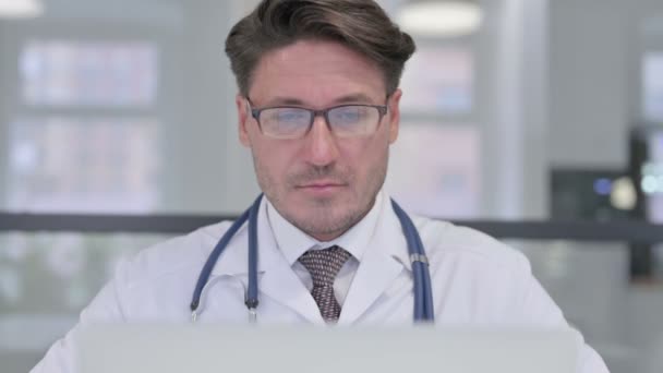 Gros plan du médecin avec ordinateur portable secouant la tête comme aucun signe — Video