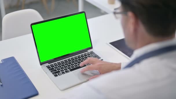Médico usando laptop com tela Chroma verde — Vídeo de Stock