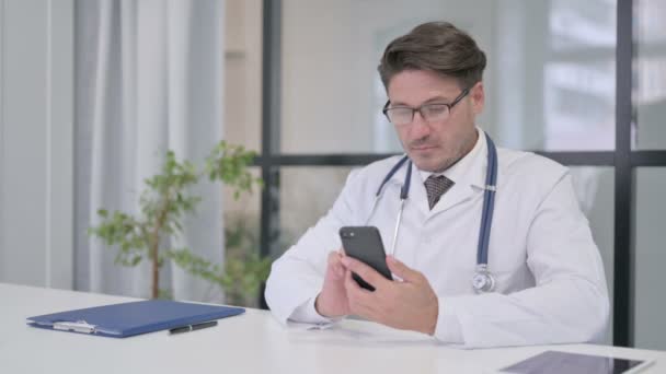Lekarz w klinice Smartphone — Wideo stockowe