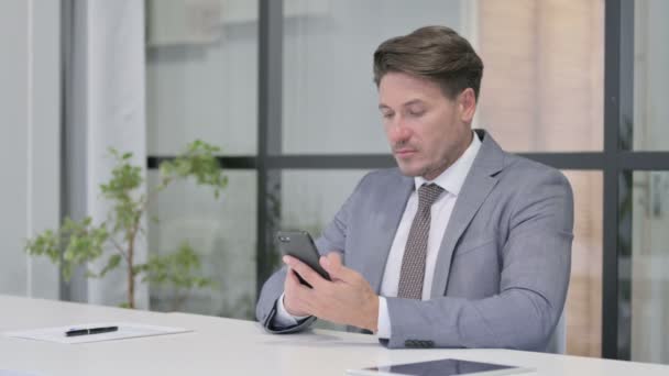 Attrayant Moyen Age Homme en utilisant Smartphone dans le bureau — Video