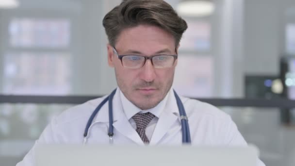 Close Up of Doctor Trabalhando no Laptop — Vídeo de Stock