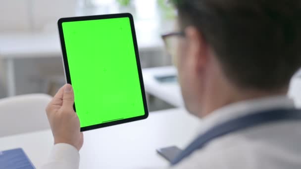 Médico usando Tablet com tela Chroma verde — Vídeo de Stock