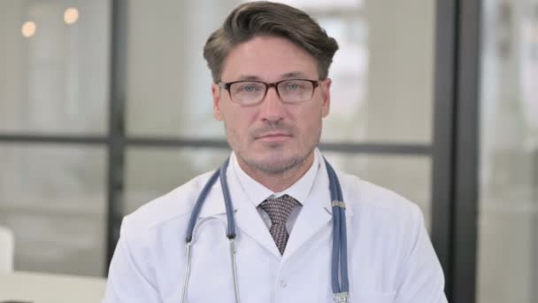 A Doktor portréja Nézi a kamerát — Stock videók