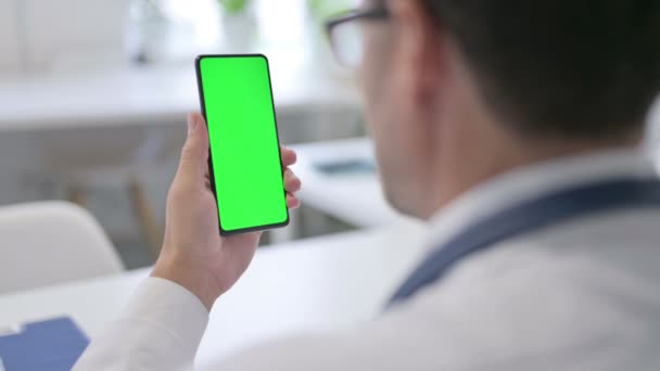 Doctor Holding Smartphone con schermo chiave croma verde — Video Stock