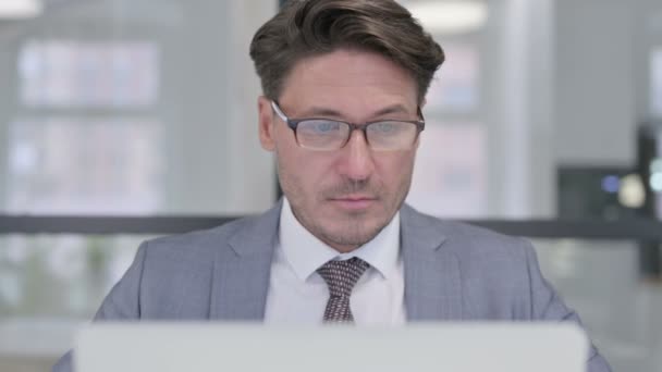 Portret van zakenman uit de middeleeuwen aan het werk op laptop — Stockvideo