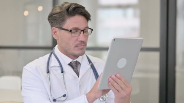 Портрет врача с помощью цифрового планшета — стоковое видео