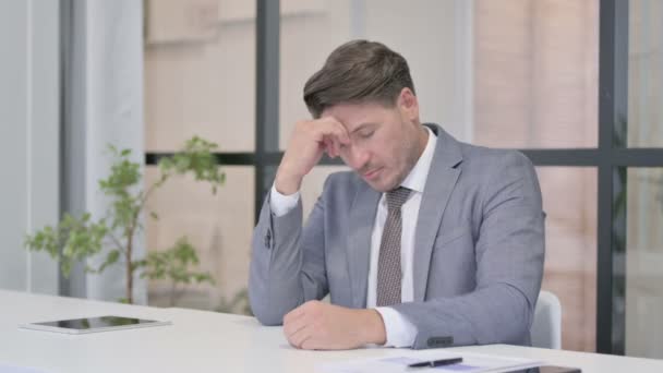Втомлений чоловік середнього віку приймає Nap сидячи в офісі — стокове відео