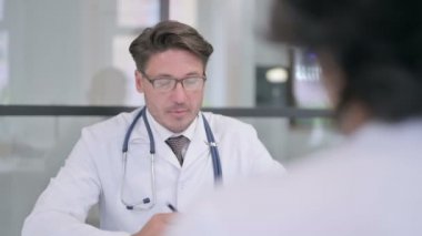 Doktor hastada klinik konuşuyor 