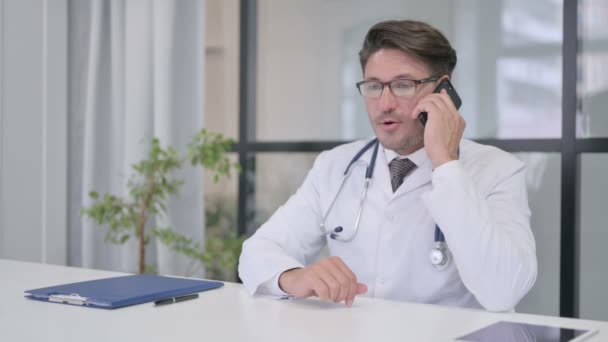 Orvos beszél telefonon klinikán — Stock videók