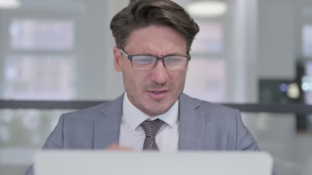 Közelkép a középkorú üzletember Laptop amelynek fogfájás — Stock videók