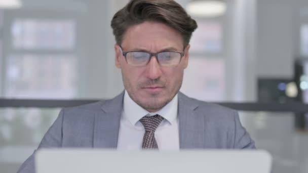 Közelkép a középkorú üzletember Laptop amelynek nyaki fájdalom — Stock videók