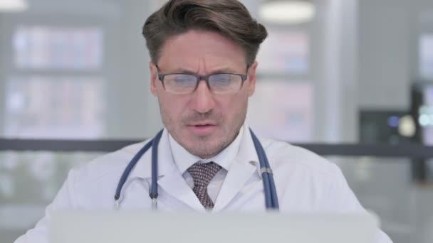 Primo piano del medico con computer portatile con mal di testa — Video Stock
